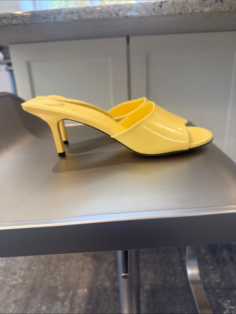 NIB JACQUEMUS Yellow Cubisto 70mm Patent Open-Toe leather mules - Picture 4 of 7